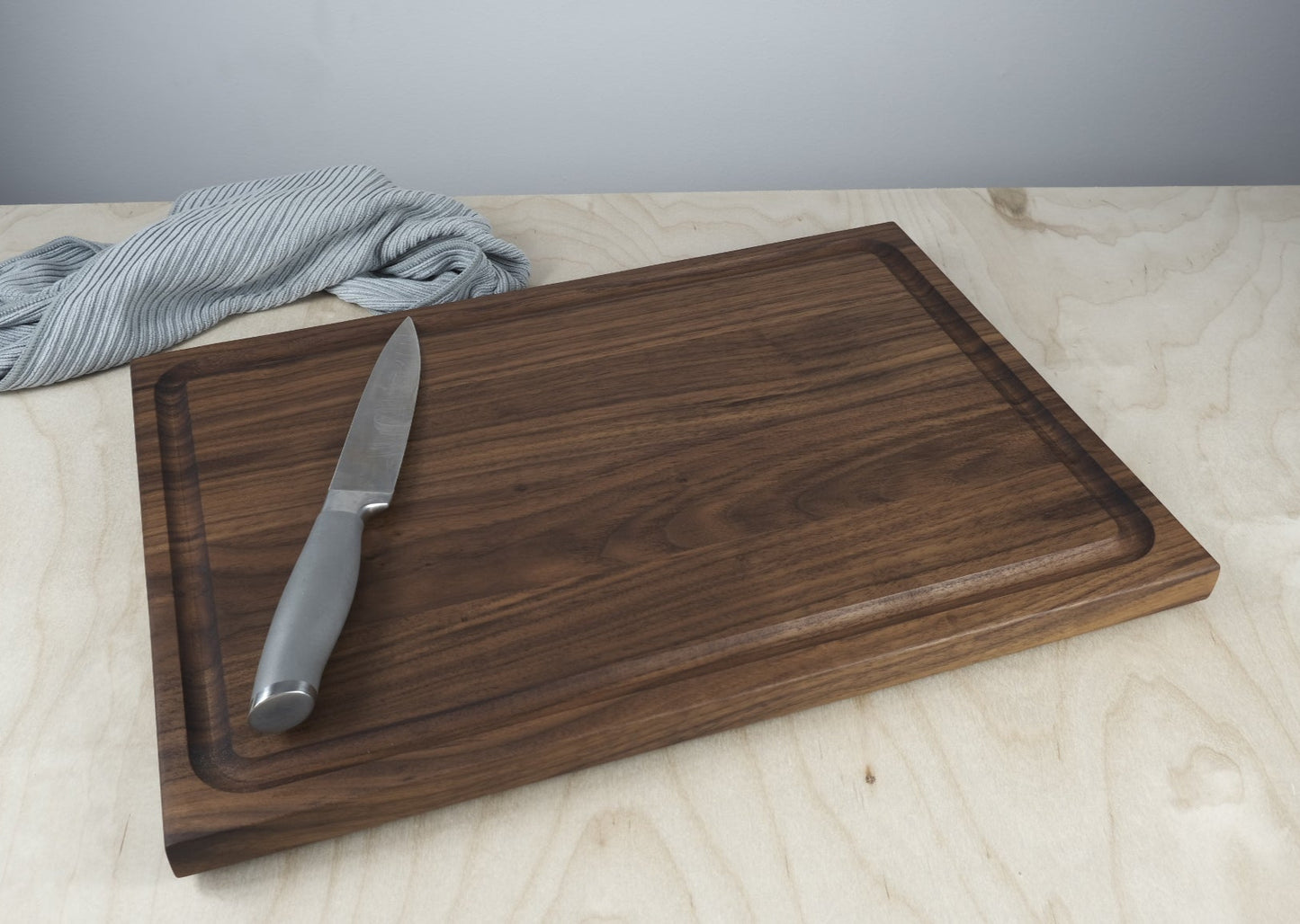Walnut cutting board with juice groove - Chuck and Wood